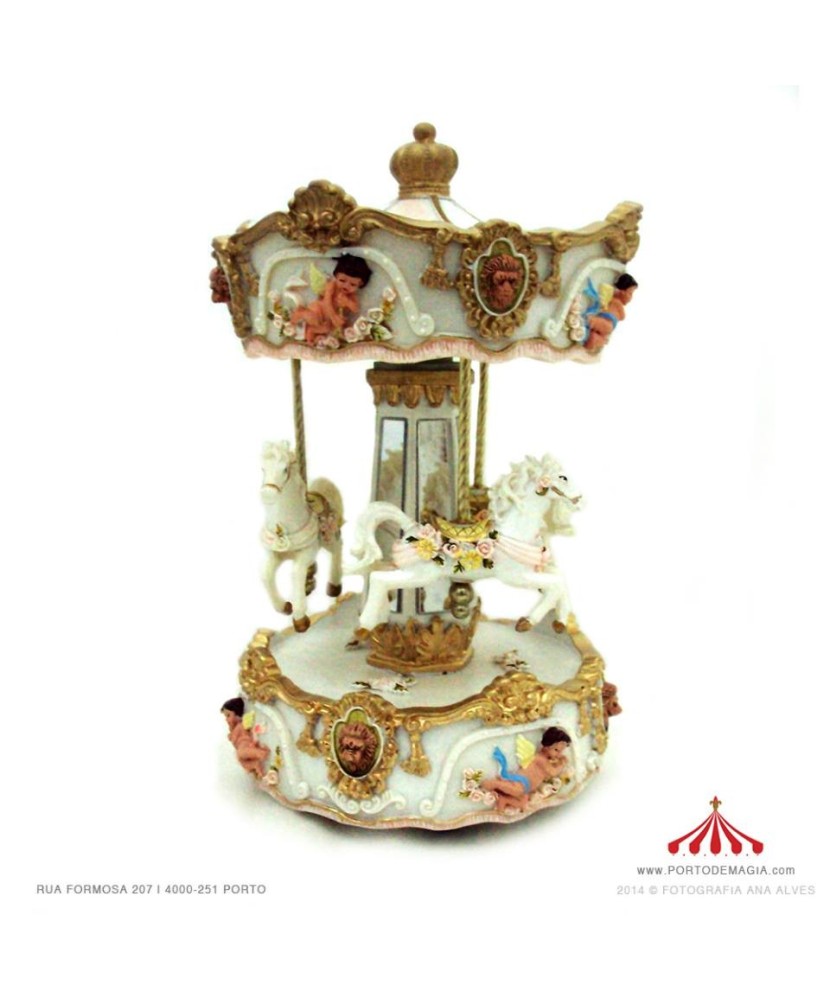Carrusel blanco y dorado
