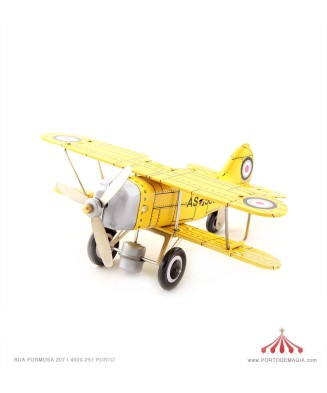 Avião em chapa amarelo