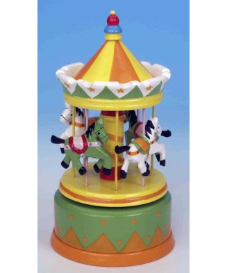 Carrusel de madera gira al...