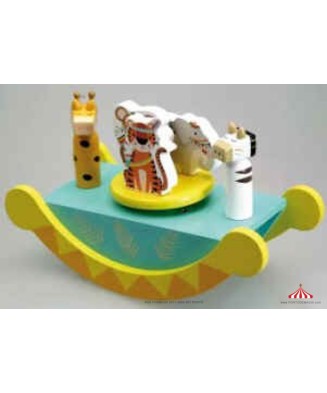 Barco de madera con animales